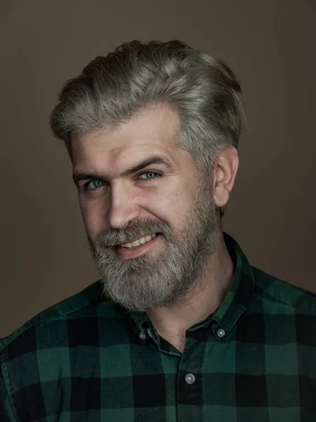 Mosolygós fickó ingben. Fiatal szakállas férfi. Közelíts meg egy jóképű fiatalember portréját. A szexi férfi portréja. — Stock Fotó