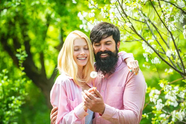 Пара проводит время в весеннем цветущем саду на деревьях. Счастливой Пасхи. Пара смеется и обнимается . — стоковое фото