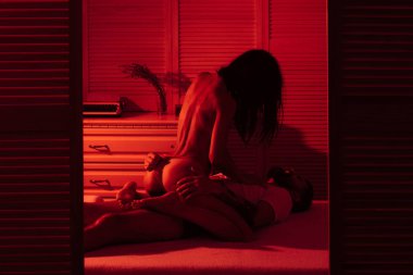 Seksi vücuda aşık bir çift. Sevgi ve güven. Birlikteyken daha iyiyiz. Güzel seksi bir çiftin moda portresi. Seksi, genç bir çift. Aşk.