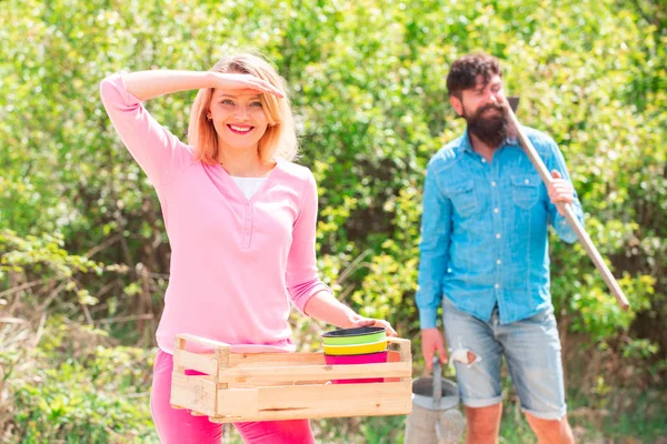 Kleinunternehmer, der biologisches Obst und Gemüse verkauft. Bild von zwei glücklichen Bauern mit Instrumenten. — Stockfoto