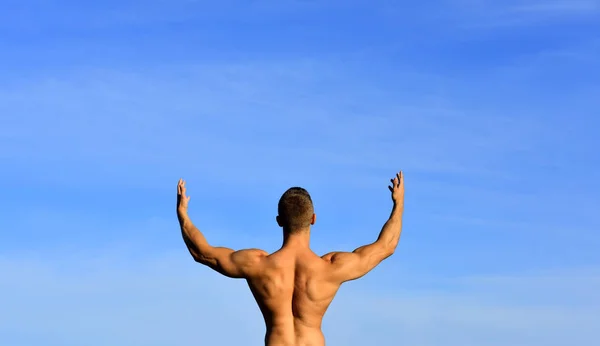 Macht der Freiheit. Mann muskulös Rücken blauer Himmel Hintergrund. Athletischer Bodybuilder muskulöser göttlicher Mann. Ernährung und Fitness. Sport und Workout. Sportler mit Bizeps und Trizeps. Große Form erreichen — Stockfoto