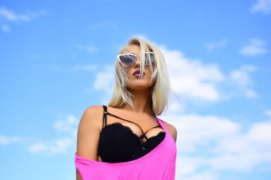 Büyük gözlüklü güzel genç bir manken. Mükemmel vücudu ve sarı saçları olan güzel bir genç kadın. Moda gözlüklü şık bir kadın model. Moda kızı güneş gözlüklü poz veriyor.