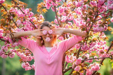 Uluslararası Kadınlar Günü 'nde mutlu kadın kavramı. Kiraz Çiçeği Etkinlikleri ve Konumları. Sakura Kiraz Çiçeği Festivali.