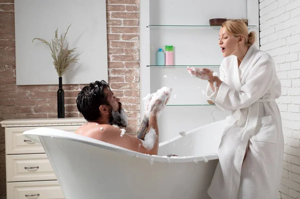 Hombre musculoso en el baño. Tratamientos matinales. Cuidado de la piel. Buenos días. Ducharse persona en el estilo de vida en casa. Pareja romántica disfrutando. Guapo barbudo hombre lavado en baño . —  Fotos de Stock