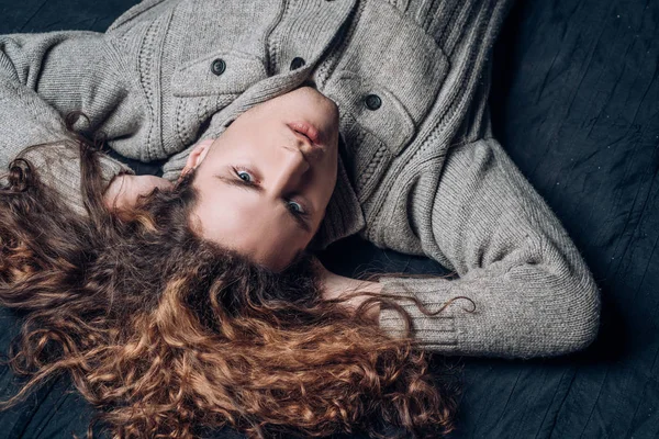 Cara tensa de jovem. Retrato de perto de sério. Homem sério. Jovem morena bonita. Isolado no fundo preto e olhando para a câmera . — Fotografia de Stock