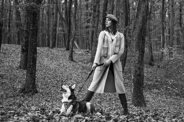 Amore incondizionato. Animali domestici preferiti husky siberiani. Allevamento di animali. Ragazza donna piuttosto elegante a piedi con husky cane foresta autunnale. Pedigree dog concept. Ragazza godere di camminare con cane husky. Migliori amici — Foto Stock