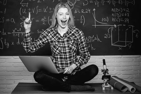 Vrouw freelancer met goed humeur met behulp van laptop computer. Studenten helpen huiswerk maken. Kennisdag. — Stockfoto