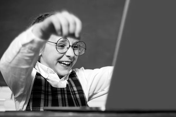 Terug naar school en thuisonderwijs. Excidet leerling werkt op laptop computer via Blackboard achtergrond. Onderwijsproces. Kid school. Gelukkig schattig slimme jongen leerling met boek. — Stockfoto