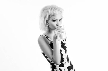 İyi iç, iyi yaşa. Elinde bir bardak süt içeceği tutan sevimli bir kız. Güzel bir kadın, doğal sağlıklı ineklerin içkisinden hoşlanıyor. Seksi kadın sıcak süt içeceği tarifini seviyor.