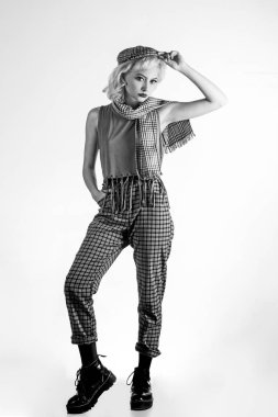 Seksi ve şık hissediyorum. Şık tarzı zarif şehvetli kız. Modaya uygun kıyafetler ve moda aksesuarı giyen modakadın. Modaya uygun görünüme sahip Vogue modeli