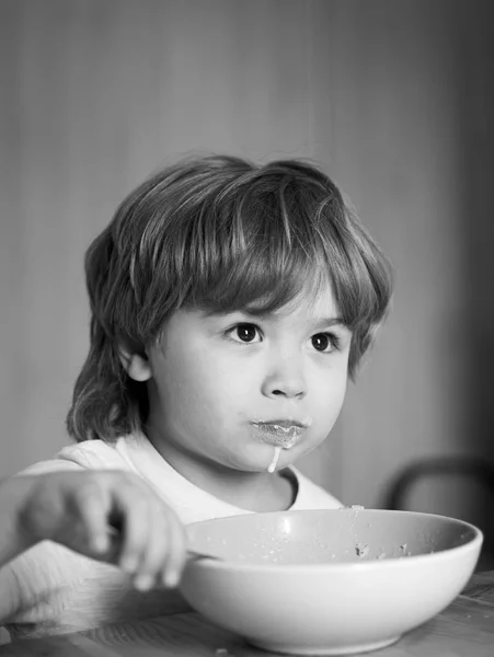 Criança feliz. A criança na cozinha à mesa a comer. O bebé está a comer. Bom dia em família feliz. Ração de verão . — Fotografia de Stock