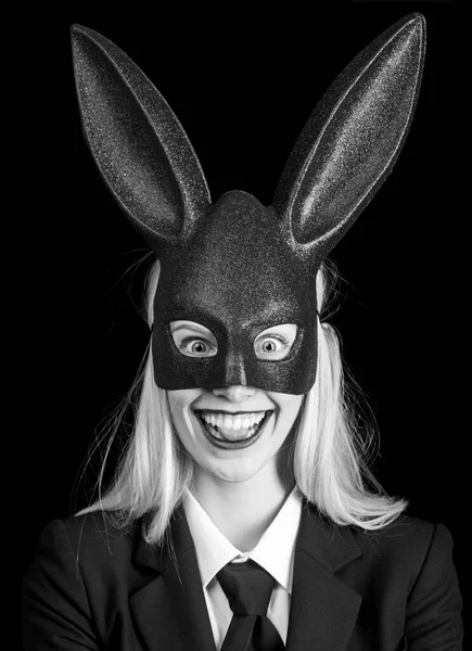 Feliz Pascua. Concepto de orejas de conejo. Mujer sexy vistiendo un conejo de Pascua negro. Hermosa joven con orejas de conejo y póster en blanco sobre fondo negro aislado . — Foto de Stock