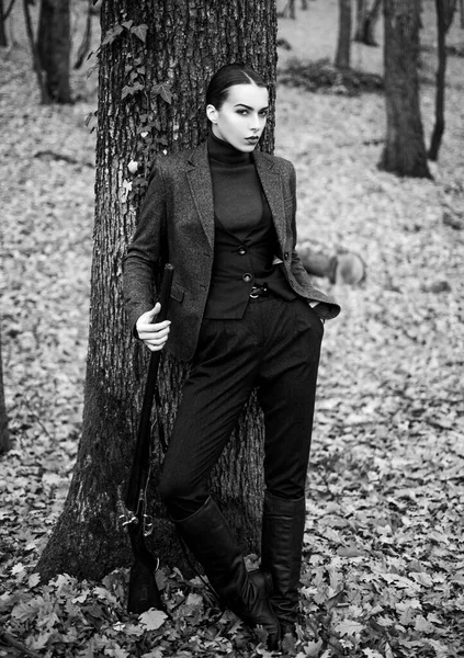 Mulher com arma. Alvo atingido. Caçadora na floresta. Menina com espingarda. Caça. Loja de armas. Caça bem sucedida. desporto de caça. moda militar. realizações de objetivos. atividade hobby masculino — Fotografia de Stock