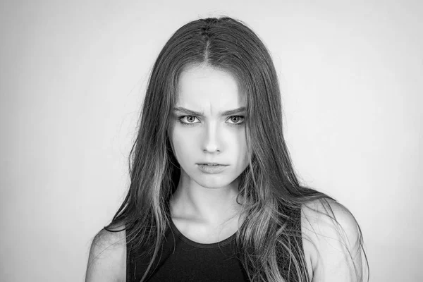 Fashion portrait of a beautiful young woman posing over white background. Close up portrait of a beautiful young woman with blonde hair. — Stock Photo, Image