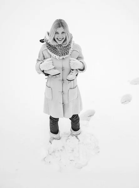 Schöne Mädchen im Winter im Freien. schöne glücklich lachende junge Frau mit Wintermütze Handschuhe und Schal bedeckt mit Schneeflocken. Winterurlaub. — Stockfoto