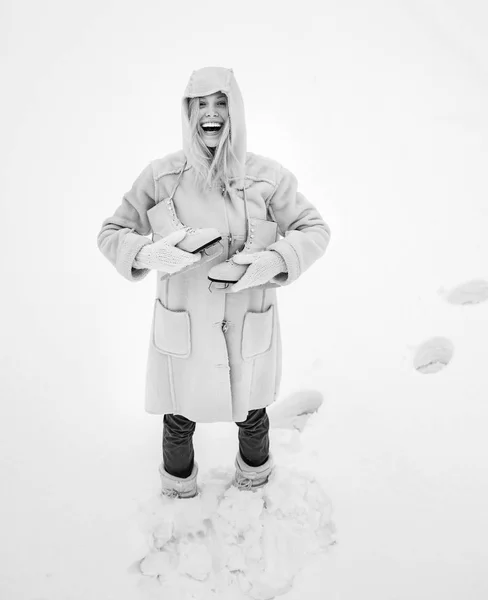 No Natal. Mulher sorrindo engraçado no inverno. Menina brincando com neve no parque. Beauty Joyful Girl se divertindo no parque de inverno. Linda menina cabelo loiro i roupas de inverno ao ar livre . — Fotografia de Stock