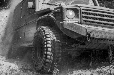 Offroad araç bir çamur delik tehlikesi dışarı geliyor. Alt görünümü büyük offroad araba tekerlek ülke road ve dağlar zemin üzerinde. Dağ yolu Off-Road seyahat.