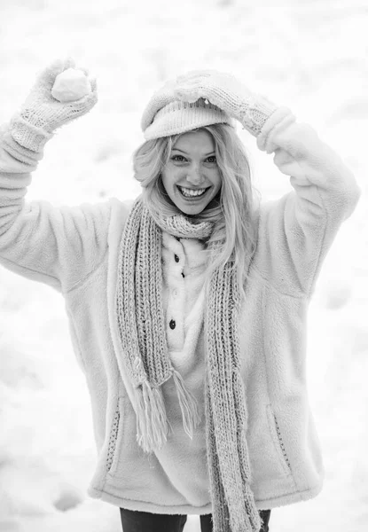 Schneeball und Winterspaß. niedliche verspielte junge Frau im Freien genießt den ersten Schnee. Porträt einer glücklichen Frau im Winter. fröhliches Mädchen im Freien. — Stockfoto