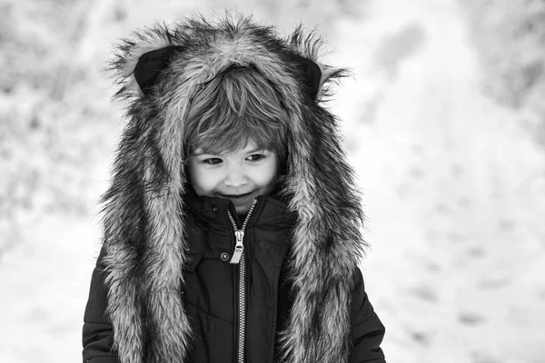 야외의 눈 공원에서 놀고 있는 귀여운 꼬마 아기가 있습니다. 겨울의 소년 꿈을 꾼다. 겨울을 즐기는 의상을 갖춰 입고. 겨울 시골에서. — 스톡 사진