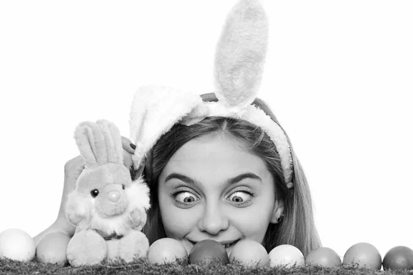 Здивована дівчина носить вуха кролика на Великдень. Молода жінка з розфарбованими яйцями на зеленій траві, весна. Зі святом Великодня. мила дівчина з прикрашеними великодніми яйцями ізольовані на білому тлі . — стокове фото