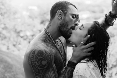 Yakışıklı kaslı adam ve inanılmaz seksi kadın. Kozmopolit bir çift. Aşk ve flört. Kaslı adam ve uygun genç kadın öpüşme slim. Çift gol.