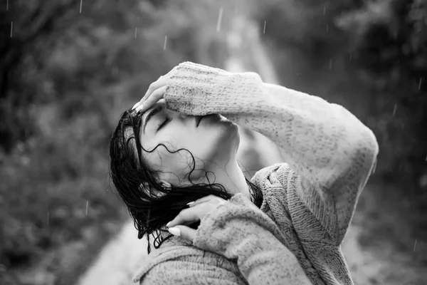 Triste joven llorando con la palma de la mano en la calle. Mujer desesperada llorando. Concepto de soledad . — Foto de Stock