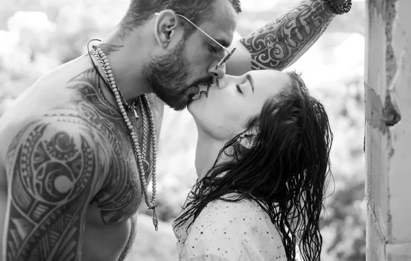 Passion love couple. Romantic moment. Handsome muscular guy and amazing sexy woman. Cosmopolitan couple. Love and flirt. Muscular man and fit slim young female kissing. Couple goals. — Stock Photo, Image