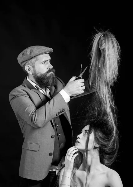 Ciseaux de coiffeur. Femme qui se fait couper les cheveux par un coiffeur. Femme en visite coiffeur dans le salon de coiffure. beauté modèle fille avec sain cheveux . — Photo