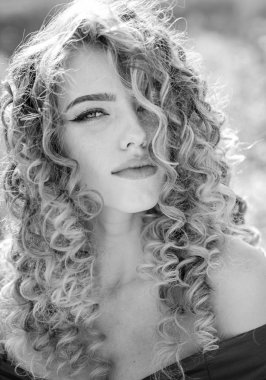 Uzun sarı saç modeli ile kadın glamour yüz. Model kız.