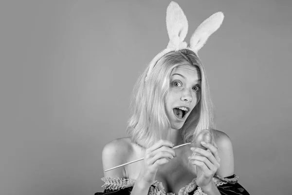 Chica con orejas de conejo sosteniendo huevo de Pascua, espacio de copia. Una expresión graciosa. Conejo de conejo. Retrato de moda de mujer sensual hermosa . —  Fotos de Stock