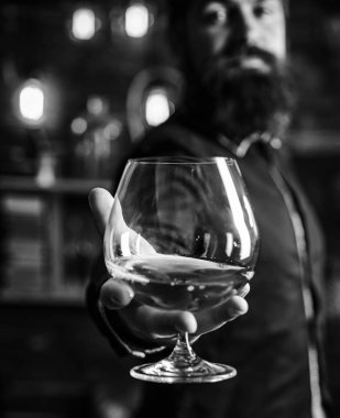 İçki barmen. Pub retro vintage iç. Hipster barmen kavramı. Yağma adam alkol ile. Sarhoş adam. Viski, konyak, konyak kavramı.