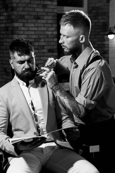 Peluquero afeitándose hombre barbudo en una peluquería. Barbudo visitando estilista en barbería. Barbería. Crema de afeitar de sándalo. Barbería. Hombre barbudo. Hacer que el corte de pelo se vea perfecto en la peluquería . —  Fotos de Stock