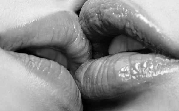 Duże usta. Zamknij buzię. Piękno i moda. Zbliżenie całujących się kobiet. Młoda kobieta z bliska. Reklama i design handlowy. Seksowne usta. Para lesbijek całuje usta. Profesjonalny makijaż. — Zdjęcie stockowe