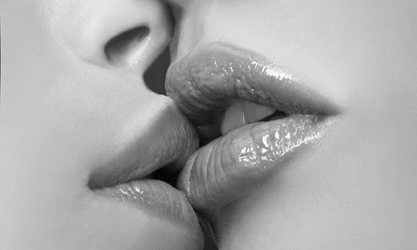 Duas amigas lésbicas a beijar. Beijos nos lábios sensuais. Paixão e toque sensual . — Fotografia de Stock