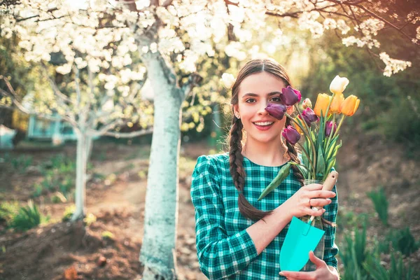 Красуня весняна дівчина з тюльпанами Коханці. Молодий джемпер розслабляється в саду . — стокове фото