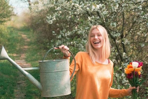Gardener girl gardening on spring garden. Happy gardener woman with watering can. — Stock Photo, Image