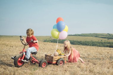Arkadaşlar için inanç ve güven çocuklar için. Özgürlük ve mutluluk çocuk konsepti. Bisikletli çocuklar Keyif alıyor. İnanç ve güven. Çocuk kırsalda eğleniyor. Arkadaşlık ve destek, çocuklara yardım..