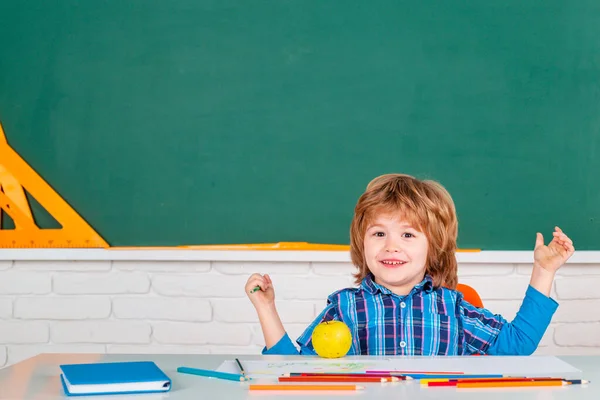 Ett begåvat barn. Grabben lär sig i klassen på bakgrund av svarta tavlan. Begreppet lärande och utbildning. Hemskola för elev. — Stockfoto