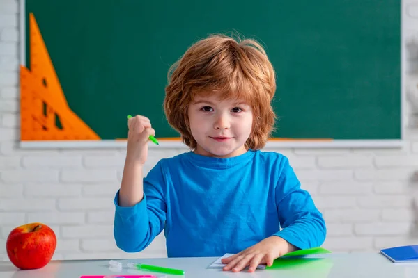 勉強する準備はほとんどできていない。教育。小さな学生の少年は素晴らしいマークで幸せ。文字と数字を学ぶ. — ストック写真