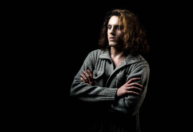 Kendine güvenen ve vahşi bir tarzı olan bir adam. Yakışıklı bir adamın portresi. Şehir yaşam tarzı konsepti. Giyim mağazası reklamı. Ciddi yüzlü ve acımasız bir adam..