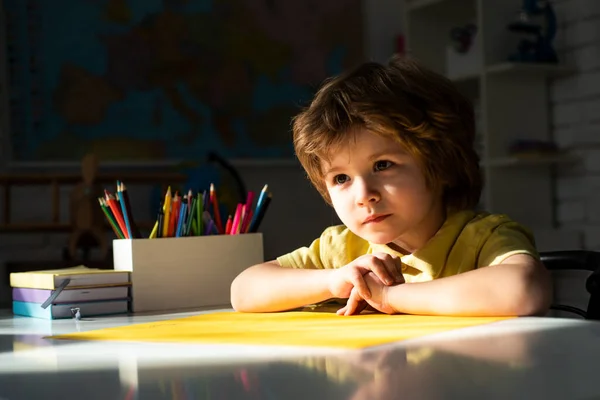 小学校の生徒の肖像画は屋内で勉強する。子供科学教育の概念。小学校の子供たち. — ストック写真