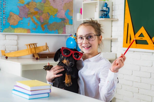 Portret van mooi meisje met grappige hond tekening met kleurrijke potloden. — Stockfoto