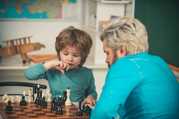 Gelukkige familie. Leraar en schooljongen schaken in de klas. Vroegtijdige ontwikkeling van kinderen. — Stockfoto