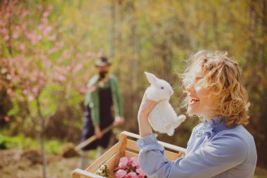 Yumurta avı. Paskalya için hazırlanan güzel kız. Bahar. Kadın ve tavşan.