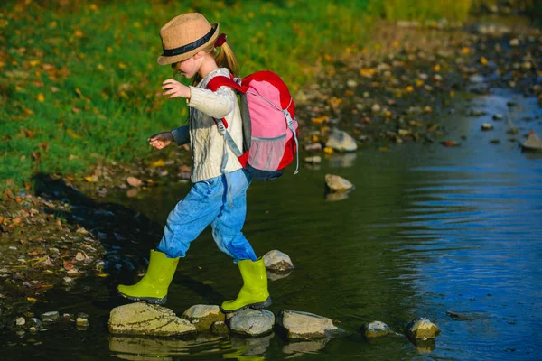 Retrato de verão de menina menina bonito feliz viajando e acampamento. Criança menina andando no rio. Verão no campo. Conceito Crianças e natureza. Natureza e estilo de vida das crianças . — Fotografia de Stock