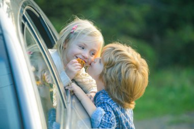 Küçük kız, uzun süre yelken açan erkek arkadaşına veda ediyor. Elveda çocuk konsepti. Küçük çocuk küçük kızla vedalaş..