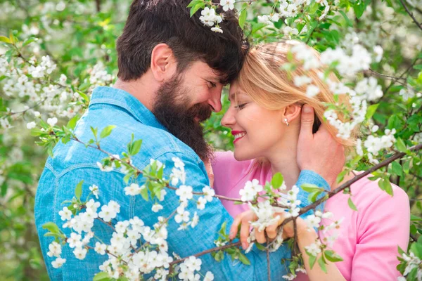 Appassionato uomo delicatamente baciare bella donna con il desiderio. Amore uomo accarezzare abbracciare baciare donna . — Foto Stock