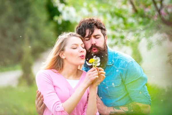 Passie en sensuele aanraking. Jonge mooie koppel wandelen in het voorjaar park. Mooi koppel in liefde buiten in de lente natuur. — Stockfoto