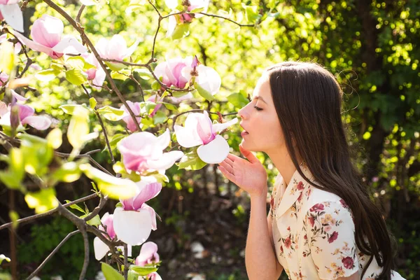 Mooie vrouw gezicht met magnolia. Schoonheid sensueel meisje. — Stockfoto