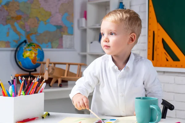 Badania domowe. Trochę gotowy do nauki. Edukacja. Mały uczeń zadowolony z doskonałego wyniku. Litery i cyfry uczenia się uczniów. — Zdjęcie stockowe